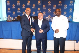 Jamaica’s Ambassador to the United States and Permanent Representative to the Organization of American States (OAS), His Excellency Major General (Ret’d) Antony Anderson (left), shakes hands with outgoing Assistant Secretary General of the OAS, Ambassador Nestor Mendez (centre). Occasion was a special meeting at the OAS headquarters in Washington DC on July 9, in honour of Ambassador Nestor Mendez, who demits office after 10 years. Sharing the moment is Dominica’s Permanent Representative, Ambassador Steve Ferrol, who is Chair of the of the OAS Permanent Council of Member State Ambassadors. (Derrick Scott photo)