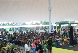 Ambassador to the United States, His Excellency Major General (Rt’d) Antony Anderson, addresses the large gathering at the ‘Old Time Fair’ in celebration of Jamaica’s 63rd year of Independence held at the Miramar Regional Park Amphitheatre in Florida on August 2.